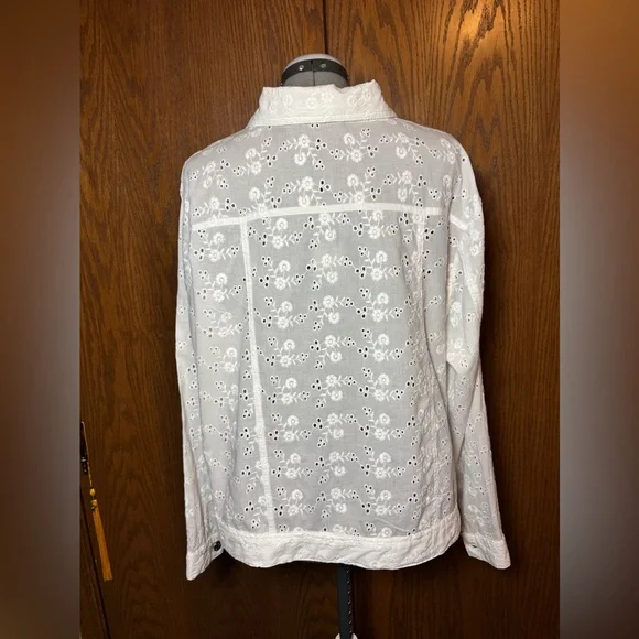 Colleen Lopez XL White Eyelet Button-Up Shirt. - Picture 2 of 9